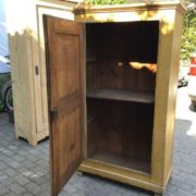 Alter Vorratsschrank, Holzschrank, Schrank (Shabby)