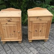 2 Nachttische, Holzschränkchen (Landhausstil, Kiefer) 2 Nachttische, Holzschränkchen (Landhausstil, Kiefer)