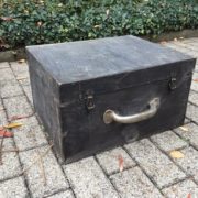 Alte Holzkiste, Koffer, Beistelltisch mit Metallgestell (Shabby-chic)
