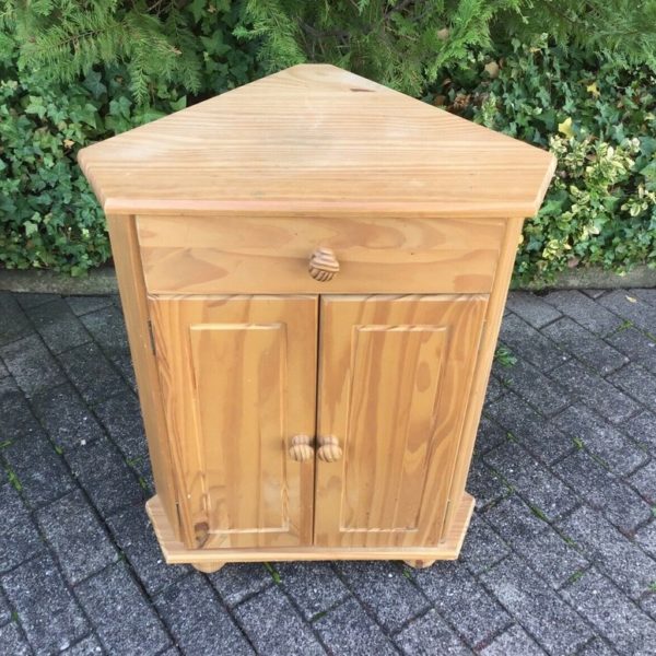 Kleiner Eckschrank, Holzschränkchen (Landhausstil)