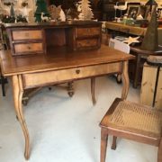 Schreibtisch mit Stuhl, Hoztisch mit Aufsatz (Antiquität) Schreibtisch mit Stuhl, Hoztisch mit Aufsatz (Antiquität)