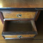 Schreibtisch mit Stuhl, Hoztisch mit Aufsatz (Antiquität) Schreibtisch mit Stuhl, Hoztisch mit Aufsatz (Antiquität)