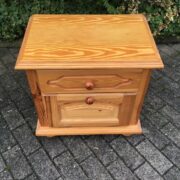 Nachttisch, Holzschränkchen (Landhausstil, Kiefer) Nachttisch, Holzschränkchen (Landhausstil, Kiefer)