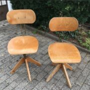 2 Polstergleich Stühle, Werkstattstuhl, Drehstuhl, Schreibtischstuhl (Industrie Design)