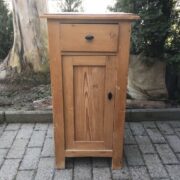 Alter Nachttisch, Holzschränkchen (Landhausstil) Alter Nachttisch, Holzschränkchen (Landhausstil)