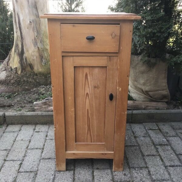 Alter Nachttisch, Holzschränkchen (Landhausstil) Alter Nachttisch, Holzschränkchen (Landhausstil)