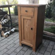 Alter Nachttisch, Holzschränkchen (Landhausstil) Alter Nachttisch, Holzschränkchen (Landhausstil)