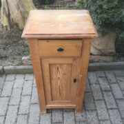 Alter Nachttisch, Holzschränkchen (Landhausstil) Alter Nachttisch, Holzschränkchen (Landhausstil)