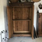 Alter Holzschrank, Kleiderschrank, Bauernschrank