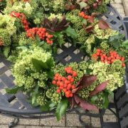 Frisch gebundene Herbstkränze (Dekoration, Landhaus)