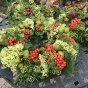 Frisch gebundene Herbstkränze (Dekoration, Landhaus)