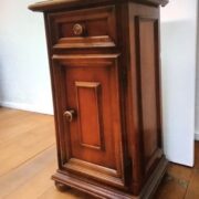 Kleiner Holzschrank, Nachttisch, altes Schränkchen (Vintage)