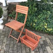 Holzstuhl und Blumenkasten, Stuhl, Gartenstuhl, Pflanzgestell