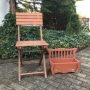 Holzstuhl und Blumenkasten, Stuhl, Gartenstuhl, Pflanzgestell