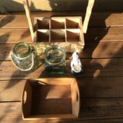 Dekoration (Set mit Flaschenhalter, Holzschale, Dekogläsern, Buddha)