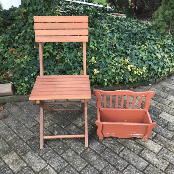 Holzstuhl und Blumenkasten, Stuhl, Gartenstuhl, Pflanzgestell
