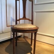 Antiker Stuhl, dekorativer Holzstuhl (Antiquität)