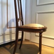 Antiker Stuhl, dekorativer Holzstuhl (Antiquität)