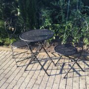 Gartenmöbel: Metalltisch und 2 Stühle, klappbar
