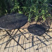 Gartenmöbel: Metalltisch und 2 Stühle, klappbar