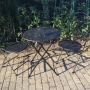Gartenmöbel: Metalltisch und 2 Stühle, klappbar