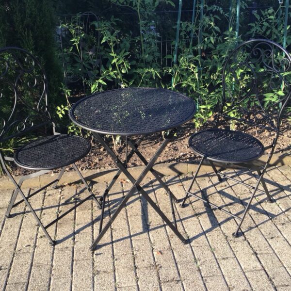 Gartenmöbel: Metalltisch und 2 Stühle, klappbar