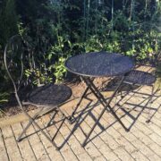 Gartenmöbel: Metalltisch und 2 Stühle, klappbar