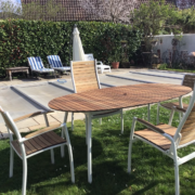Gartenmöbel Set aus Holz (Ikea): Tisch, 2 Hochlehner, 2 Stühle