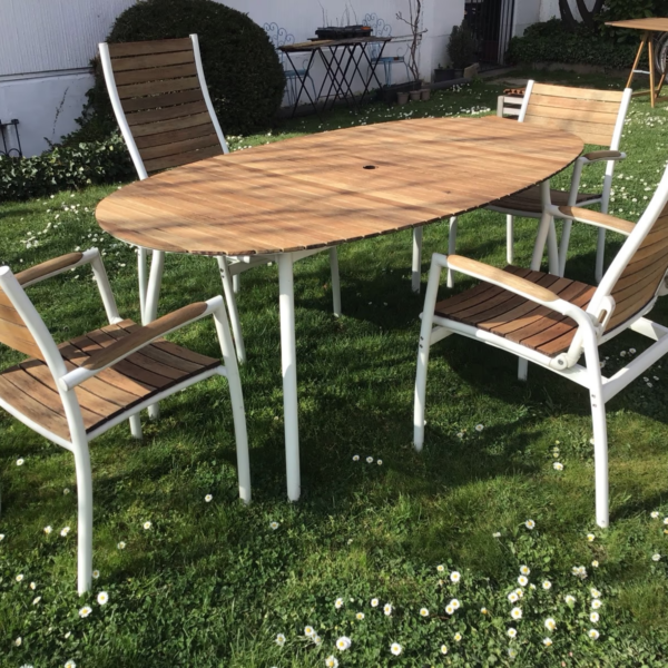 Gartenmöbel Set aus Holz (Ikea): Tisch, 2 Hochlehner, 2 Stühle