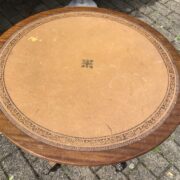 Kleiner Holztisch mit Löwenfüssen, Beistelltisch (reparaturbedürftig)