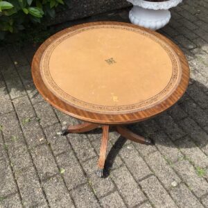 Kleiner Holztisch mit Löwenfüssen, Beistelltisch (reparaturbedürftig)