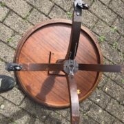 Kleiner Holztisch mit Löwenfüssen, Beistelltisch (reparaturbedürftig)