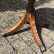Kleiner Holztisch mit Löwenfüssen, Beistelltisch (reparaturbedürftig)