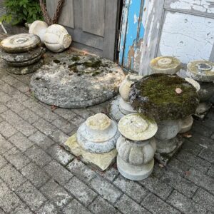 Gartenmöbel aus Stein: 1 Tisch und 6 Hocker