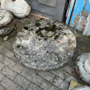 Gartenmöbel aus Stein: 1 Tisch und 6 Hocker