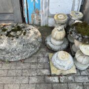 Gartenmöbel aus Stein: 1 Tisch und 6 Hocker