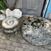 Gartenmöbel aus Stein: 1 Tisch und 6 Hocker
