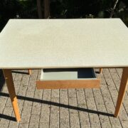 60er Jahre Küchentisch, Esstisch, Holztisch mit Resopalplatte (Vintage)