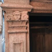 Antiker Holzschrank von 1750, Garderobenschrank, Kleiderschrank (Antiquität)