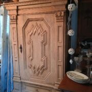 Antiker Holzschrank von 1750, Garderobenschrank, Kleiderschrank (Antiquität)