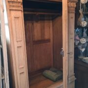 Antiker Holzschrank von 1750, Garderobenschrank, Kleiderschrank (Antiquität)