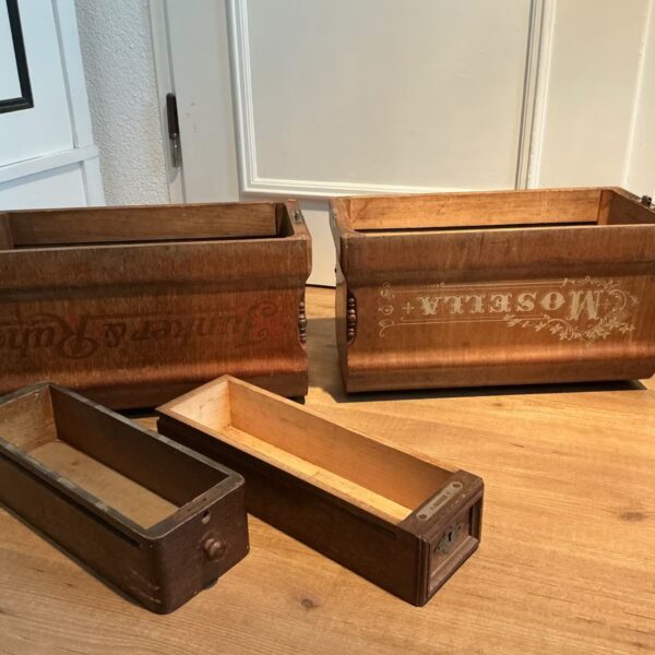 2 antike Holzkisten, alte Nähmaschinenoberteile (Deko, Blumenkästen)