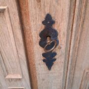 Antiker Holzschrank von 1750, Garderobenschrank, Kleiderschrank (Antiquität)