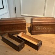 2 antike Holzkisten, alte Nähmaschinenoberteile (Deko, Blumenkästen)