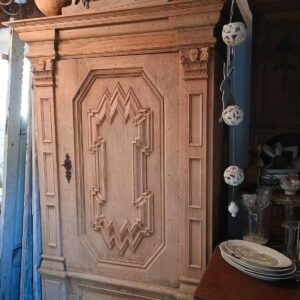 Antiker Holzschrank von 1750, Garderobenschrank, Kleiderschrank (Antiquität)