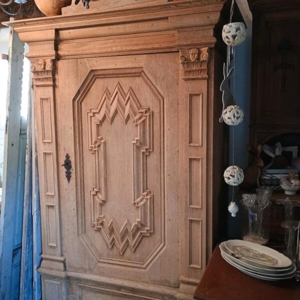 Antiker Holzschrank von 1750, Garderobenschrank, Kleiderschrank (Antiquität)