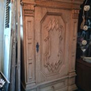 Antiker Holzschrank von 1750, Garderobenschrank, Kleiderschrank (Antiquität)