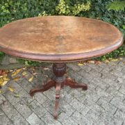 Ovaler Tisch, antiker Holztisch mit Patina, Esstisch (Antiquität)