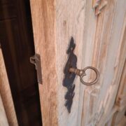 Antiker Holzschrank von 1750, Garderobenschrank, Kleiderschrank (Antiquität)