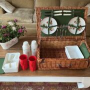 Picknickkorb für 4 Personen (Weide, Erdbeer-Motiv)